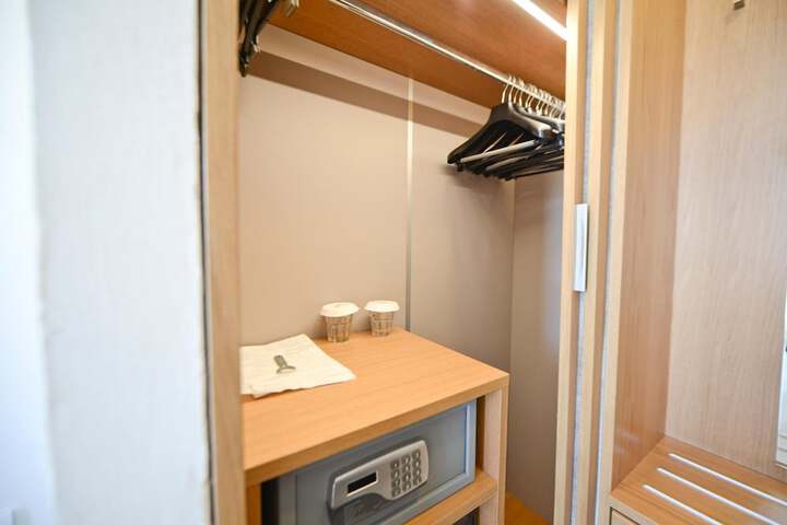 Room 6 of 75