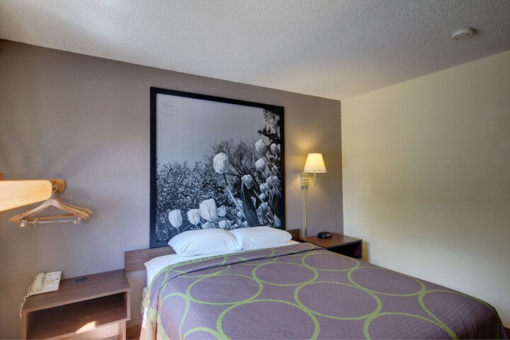 1 Queen Bed (10 of 20)