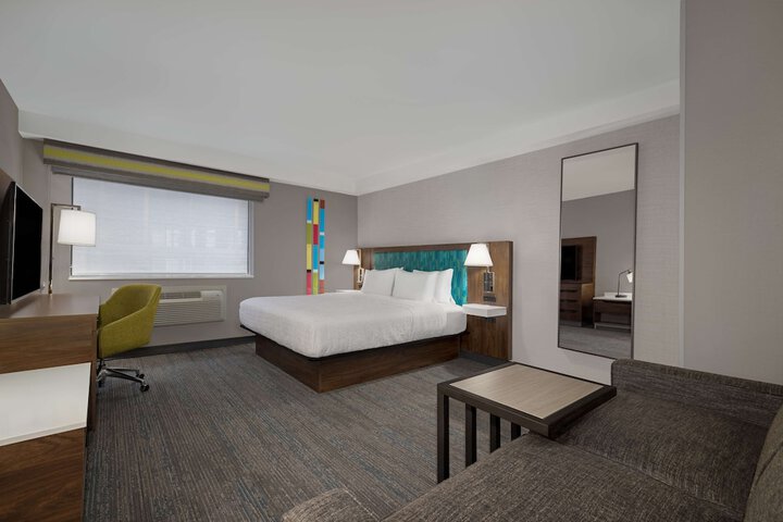 1 King Bed Room Accessible with Tub (5 of 18)