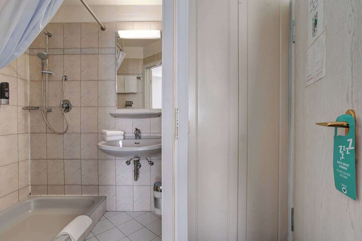 Room 44 of 64