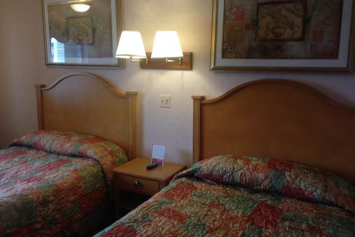 Deluxe 2 Queen Beds (3 of 7)