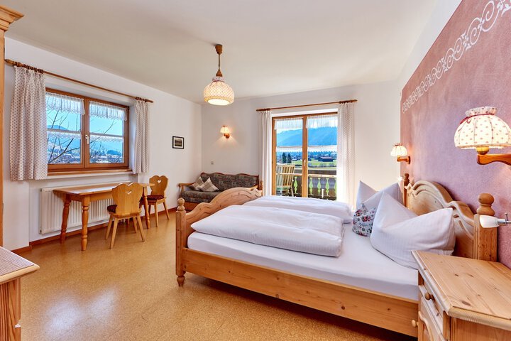 Room 4 of 33