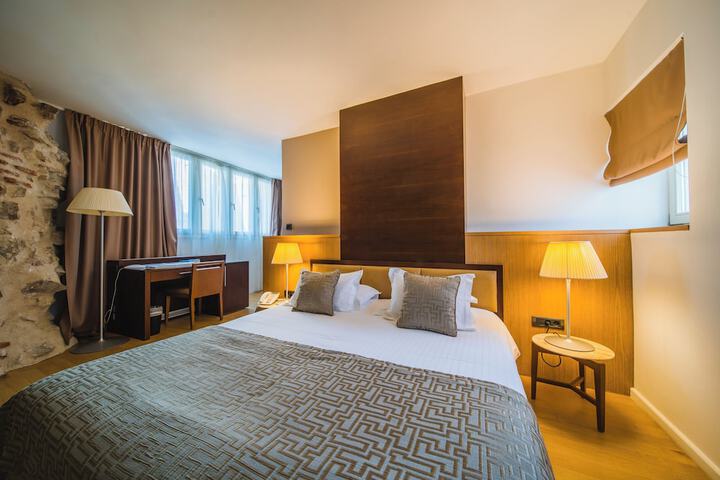 Room 28 of 65