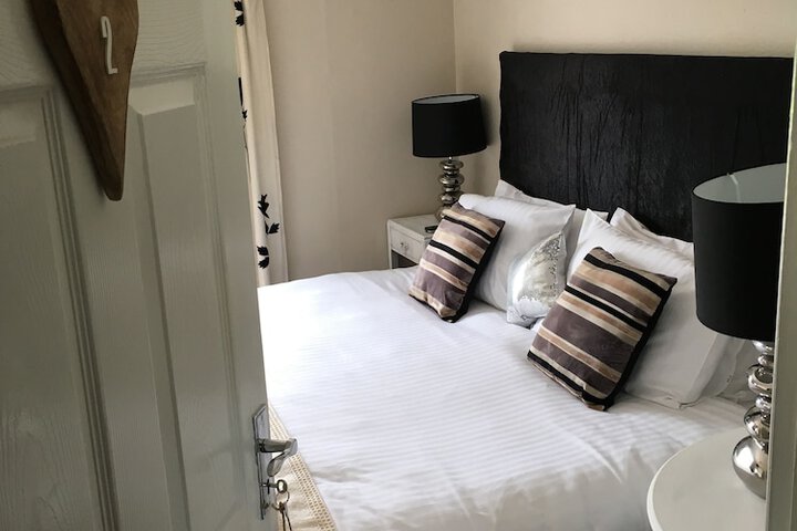 Room 4 of 9