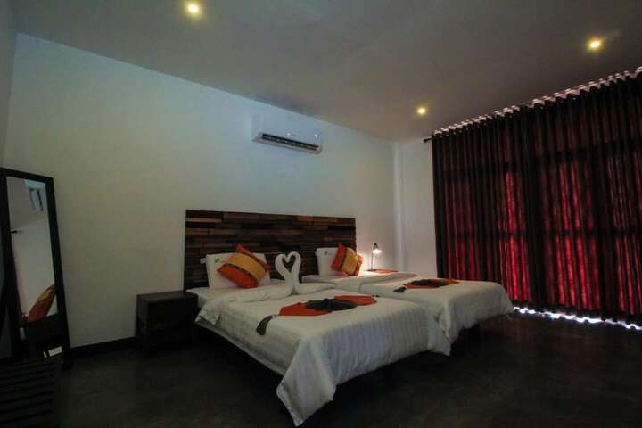 Room 6 of 18