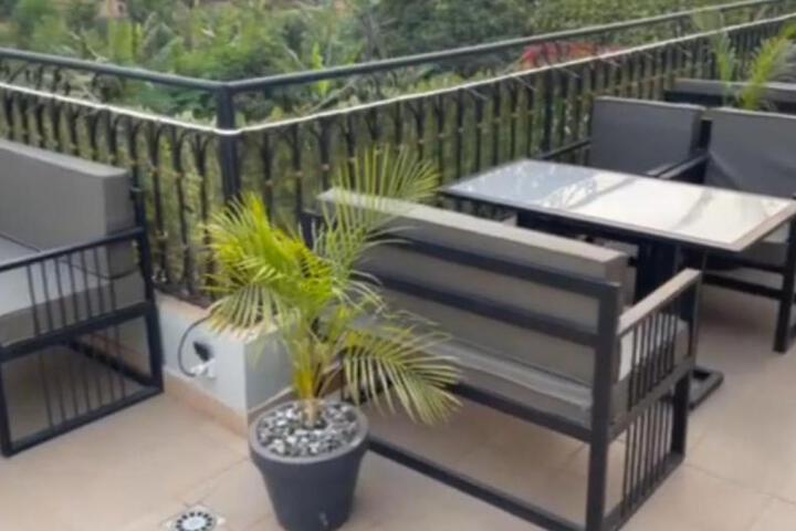Dining 4 of 23