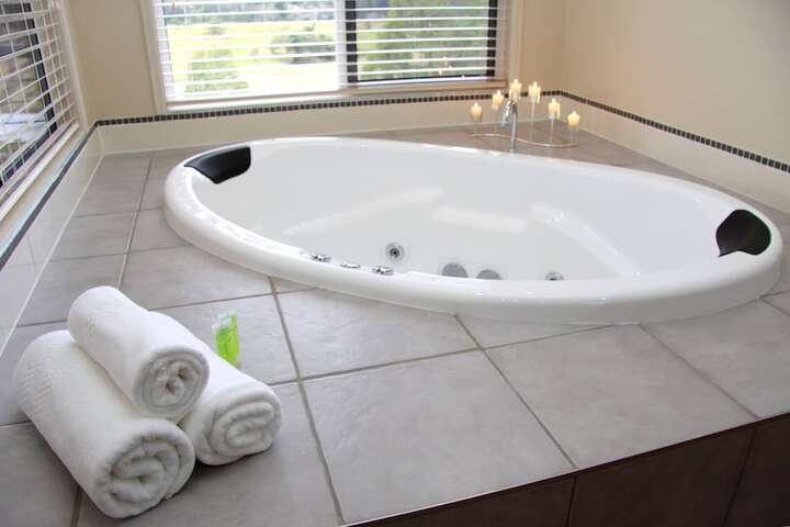 Jetted tub