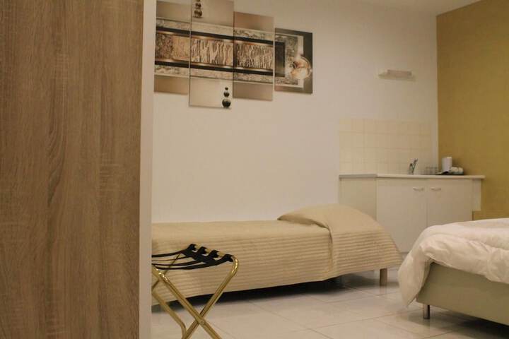 Room 7 of 28