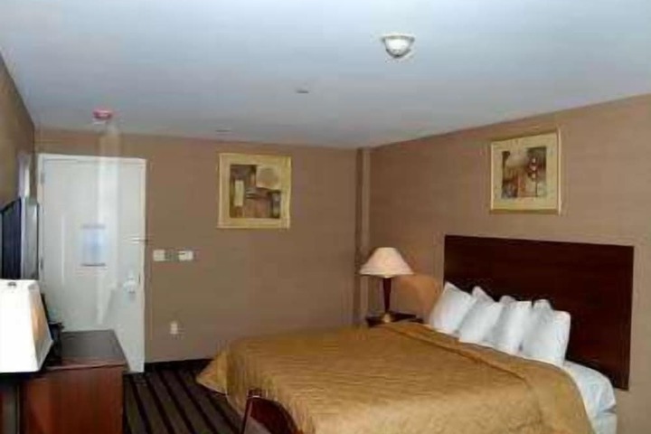 Room 5 of 8