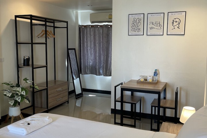 Room 9 of 16