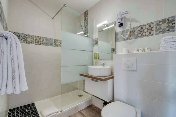 Room 7 of 28