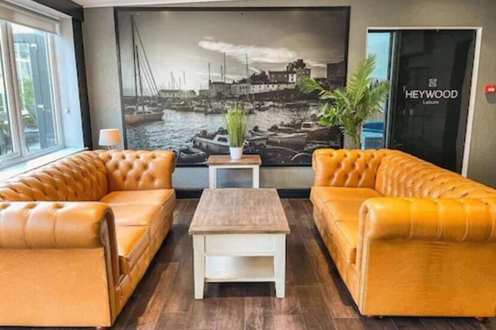 Lounge 52 of 56