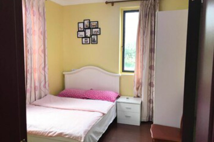 Room 6 of 9