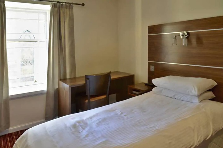Room 8 of 27
