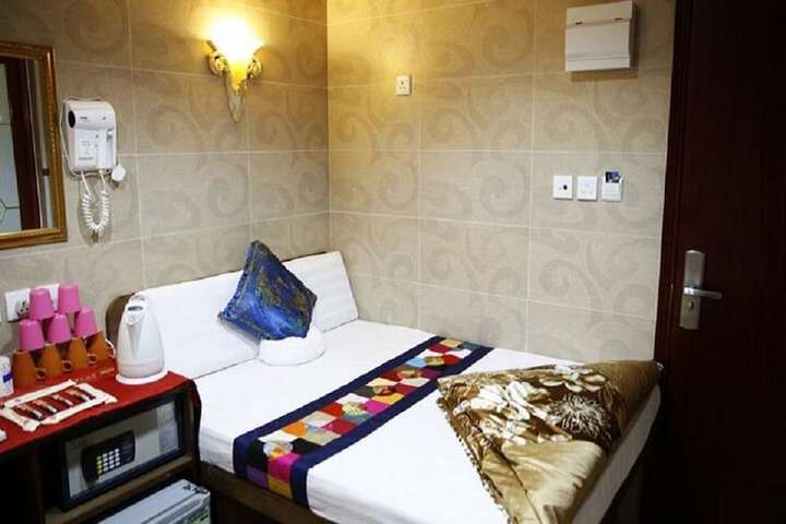 Room 32 of 60