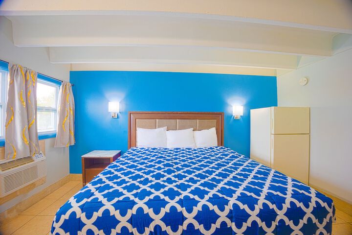 1 King Bed (3 of 32)