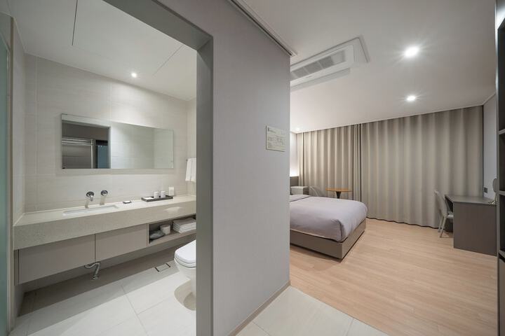 Room 42 of 94