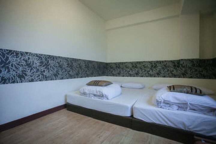 Room 6 of 16