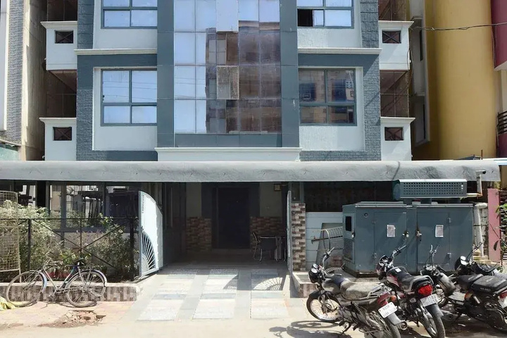 OYO 28677 Hotel Jeevisha Inn