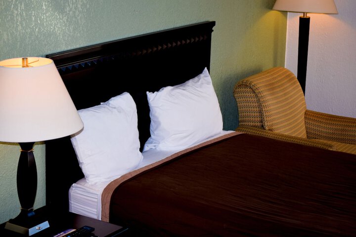 1 King Bed (4 of 11)