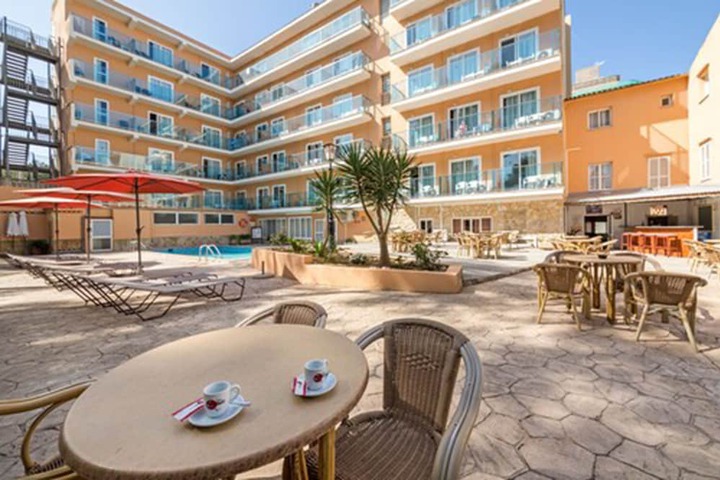 Hotel Pool