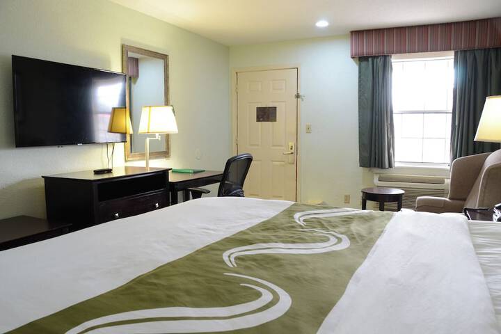 1 King Bed (3 of 15)