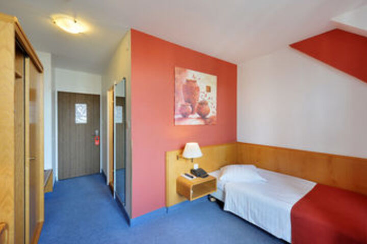 Room 53 of 102
