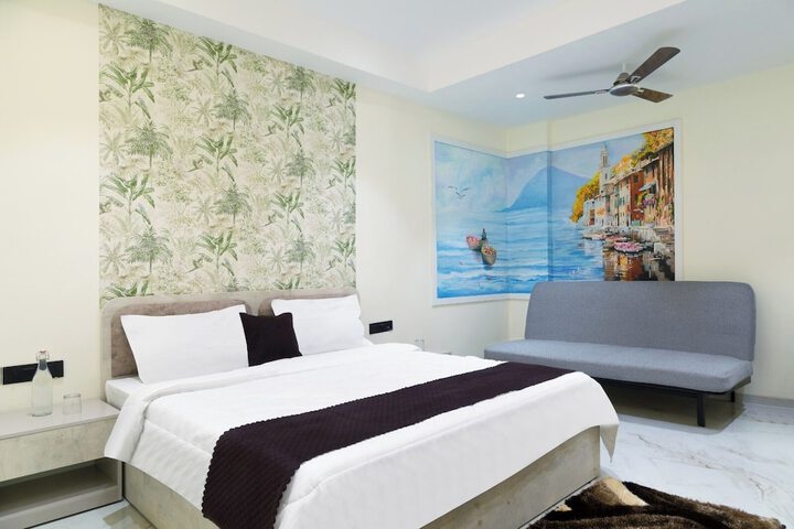 Room 4 of 8
