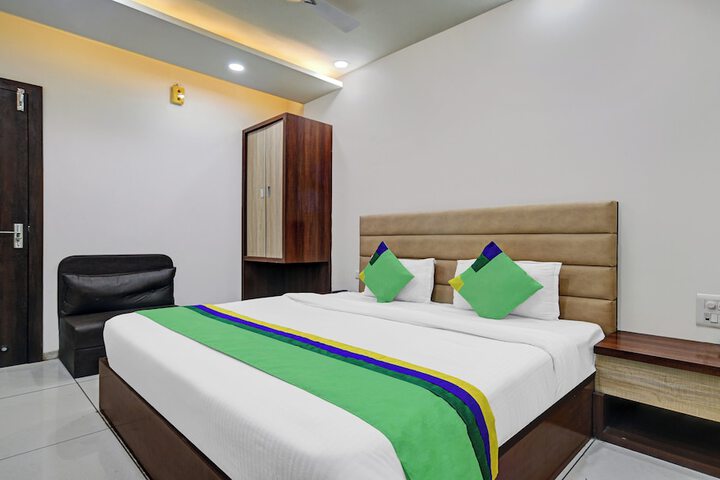 Room 7 of 8