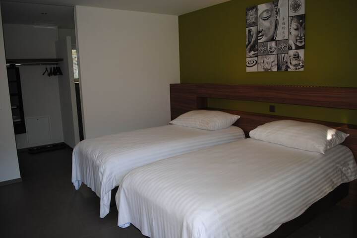 Room 8 of 77