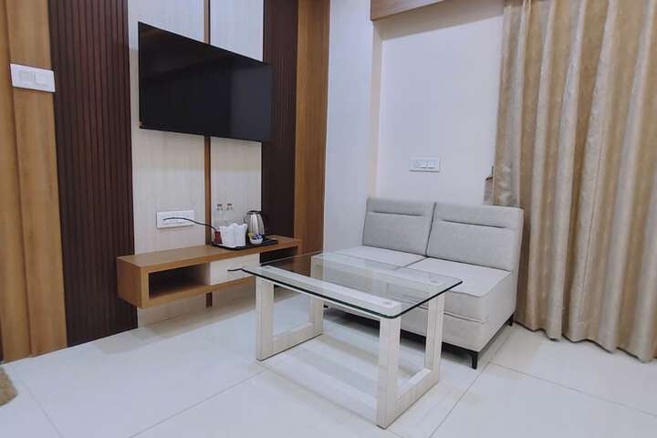 Room 8 of 13