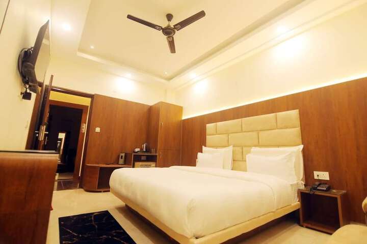 Room 6 of 17