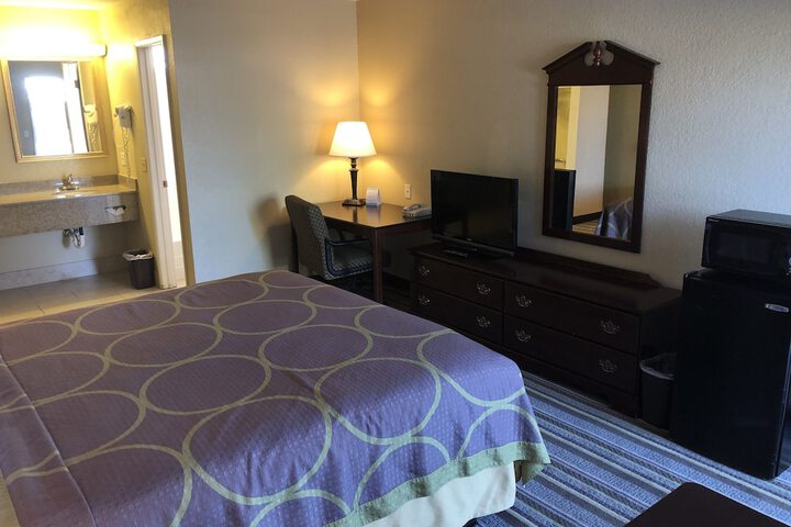 1 Queen Bed (8 of 26)