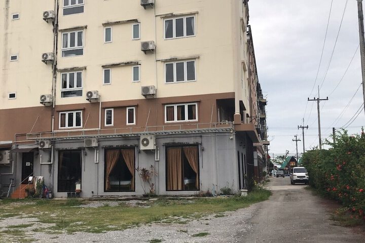 Hotel Exterior 77 of 81
