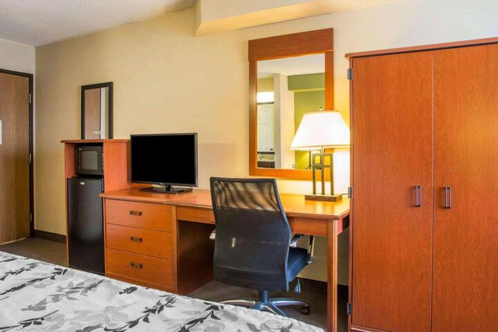 1 King Bed (2 of 9)