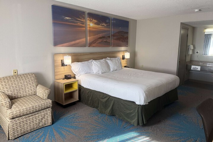 1 King Bed (6 of 11)
