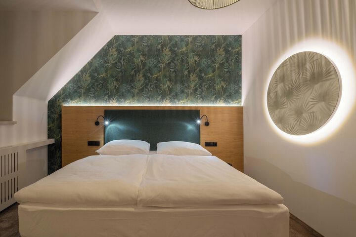 Room 32 of 77