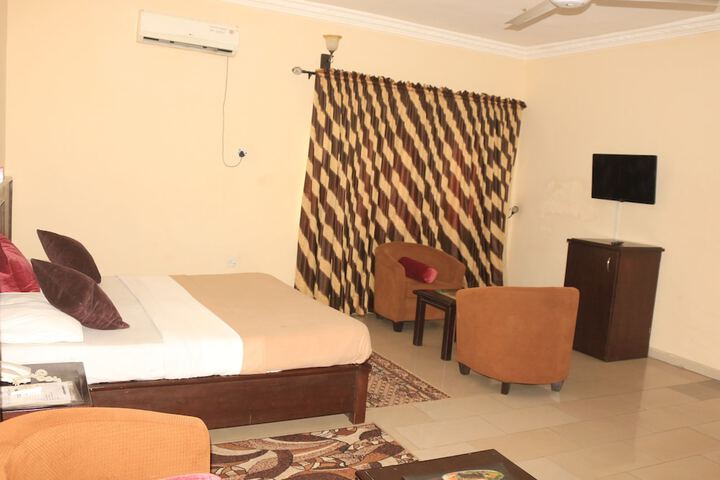 Room 7 of 16