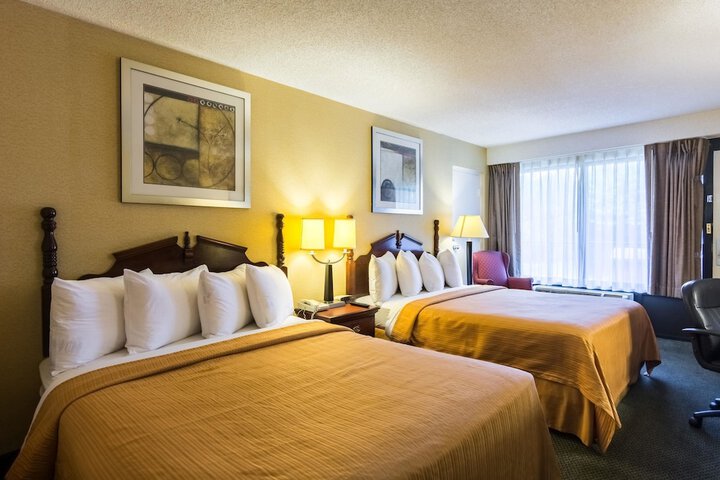 2 Queen Beds (8 of 10)