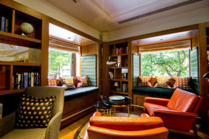Lounge 12 of 65