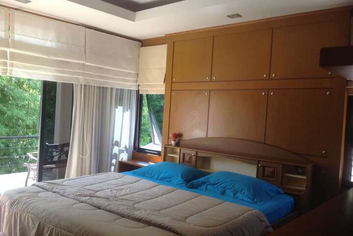 Room 8 of 9