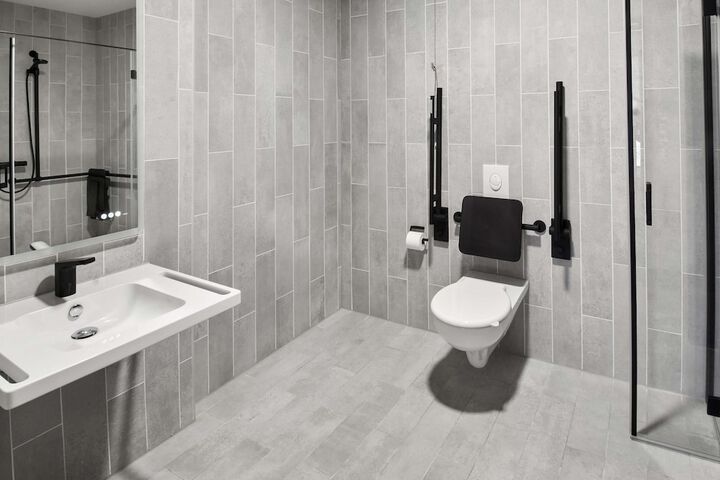 Room 16 of 28