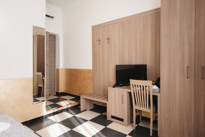 Room 31 of 180