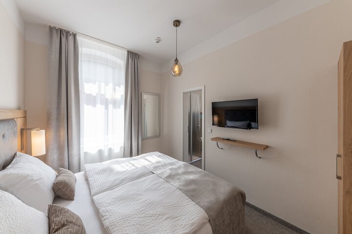 Room 8 of 34
