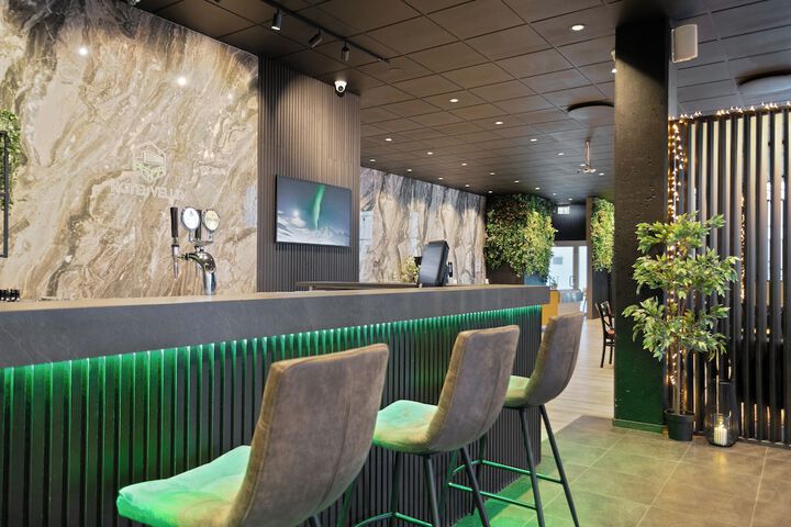 Lounge 69 of 78