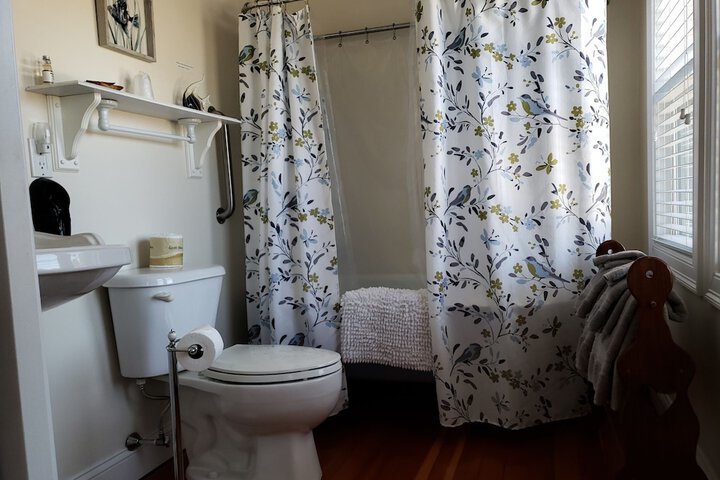 Deep soaking bathtub