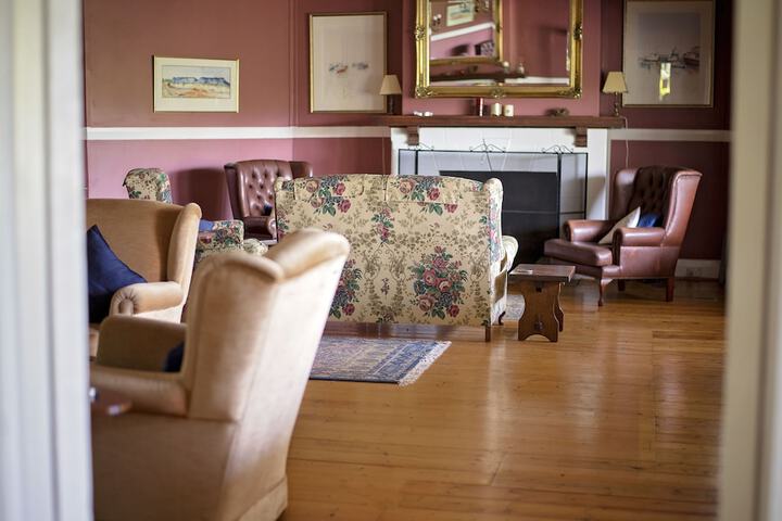 Lounge 33 of 56