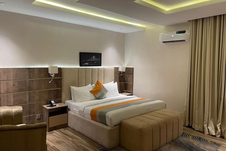 Room 33 of 44