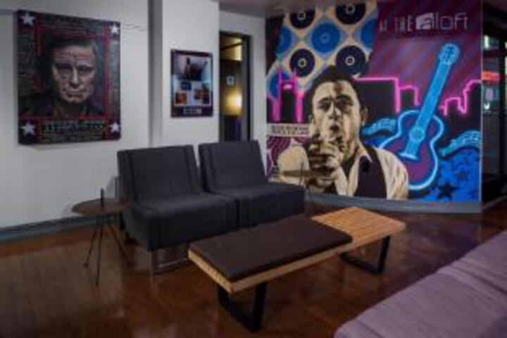 Lounge 28 of 33