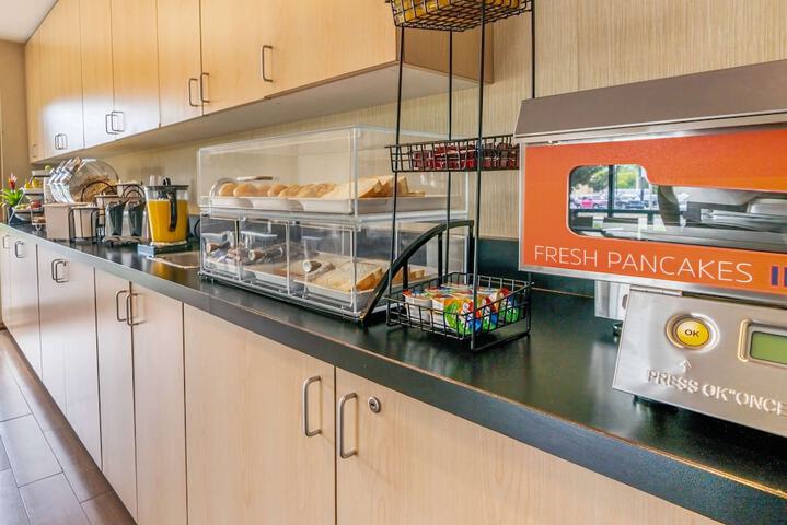 Breakfast/Coffee Service 22 of 32